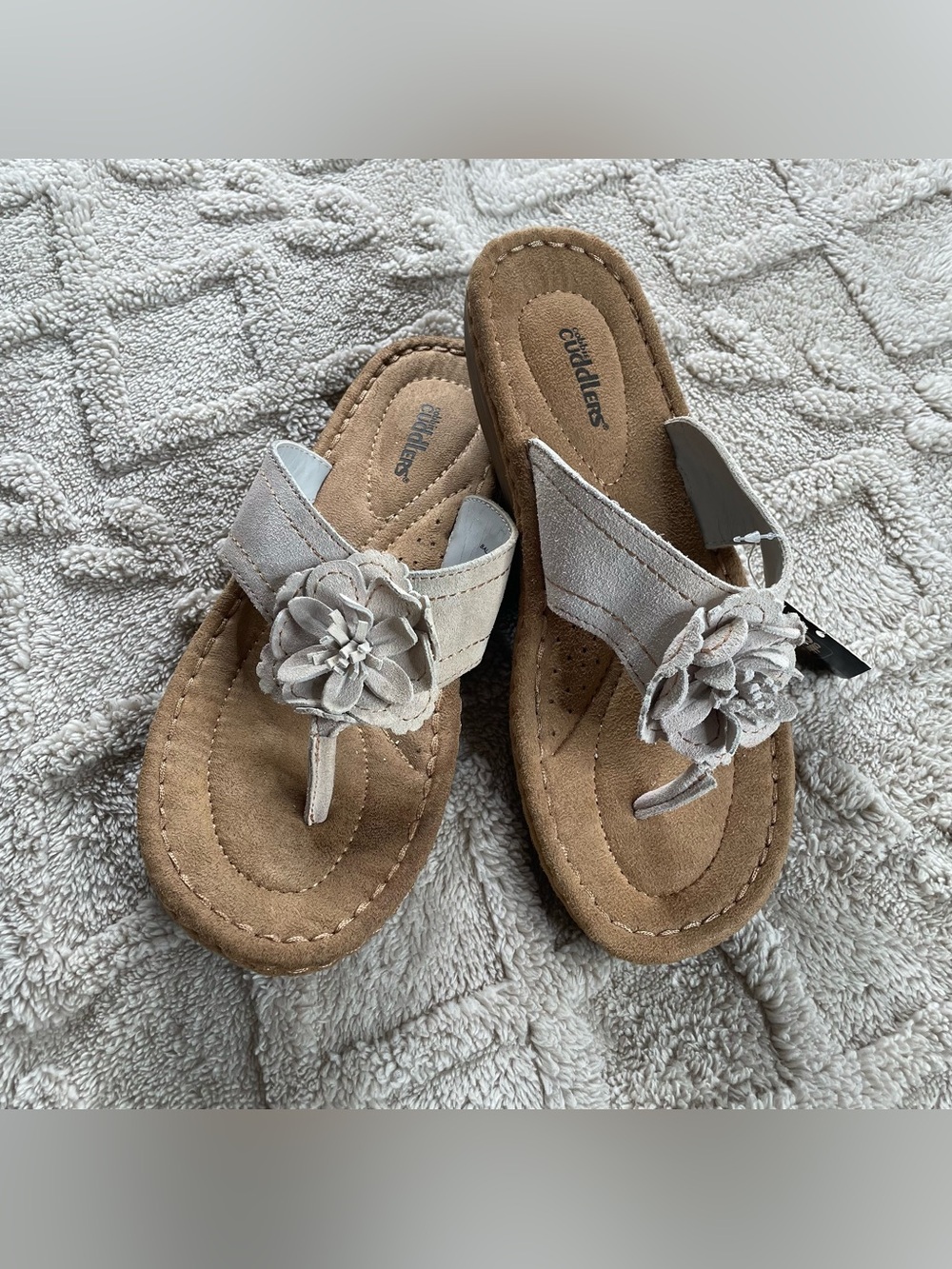 Cobbie Cuddlers Floral Toe-Post Sandals in Light Beige ~‎ Size 8 W NWT